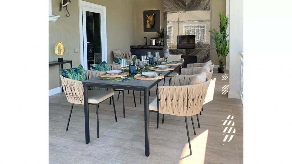 Плетеные стулья с подлокотниками в обеденной зоне на террасе, купить обеденный стул Фабрик у производителя мебели ООО Фокси крафт Беларусь