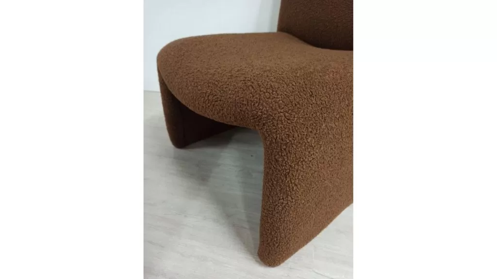 Дизайнерское решение для приятного отдыха на мягком кресле 