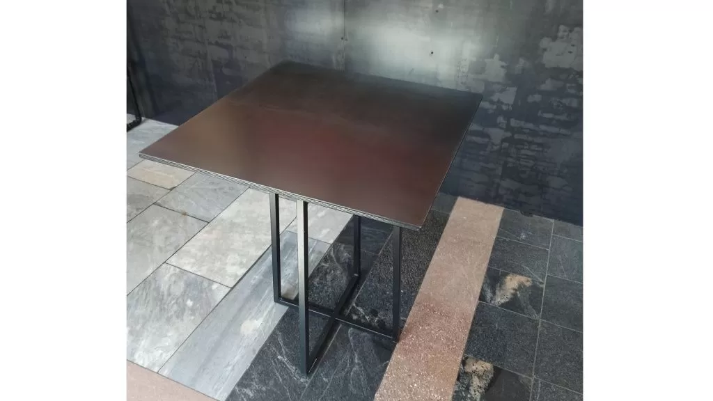 Небольшой квадратный кофейный столик 