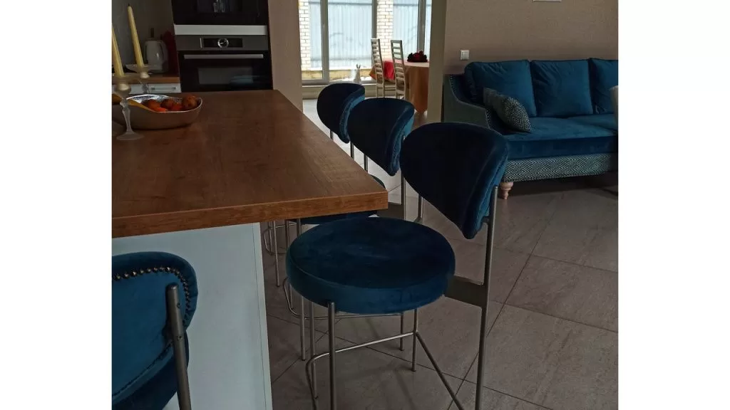 Полубарный стул 