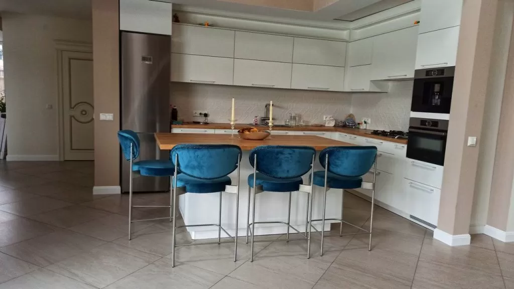 Полубарные стулья 