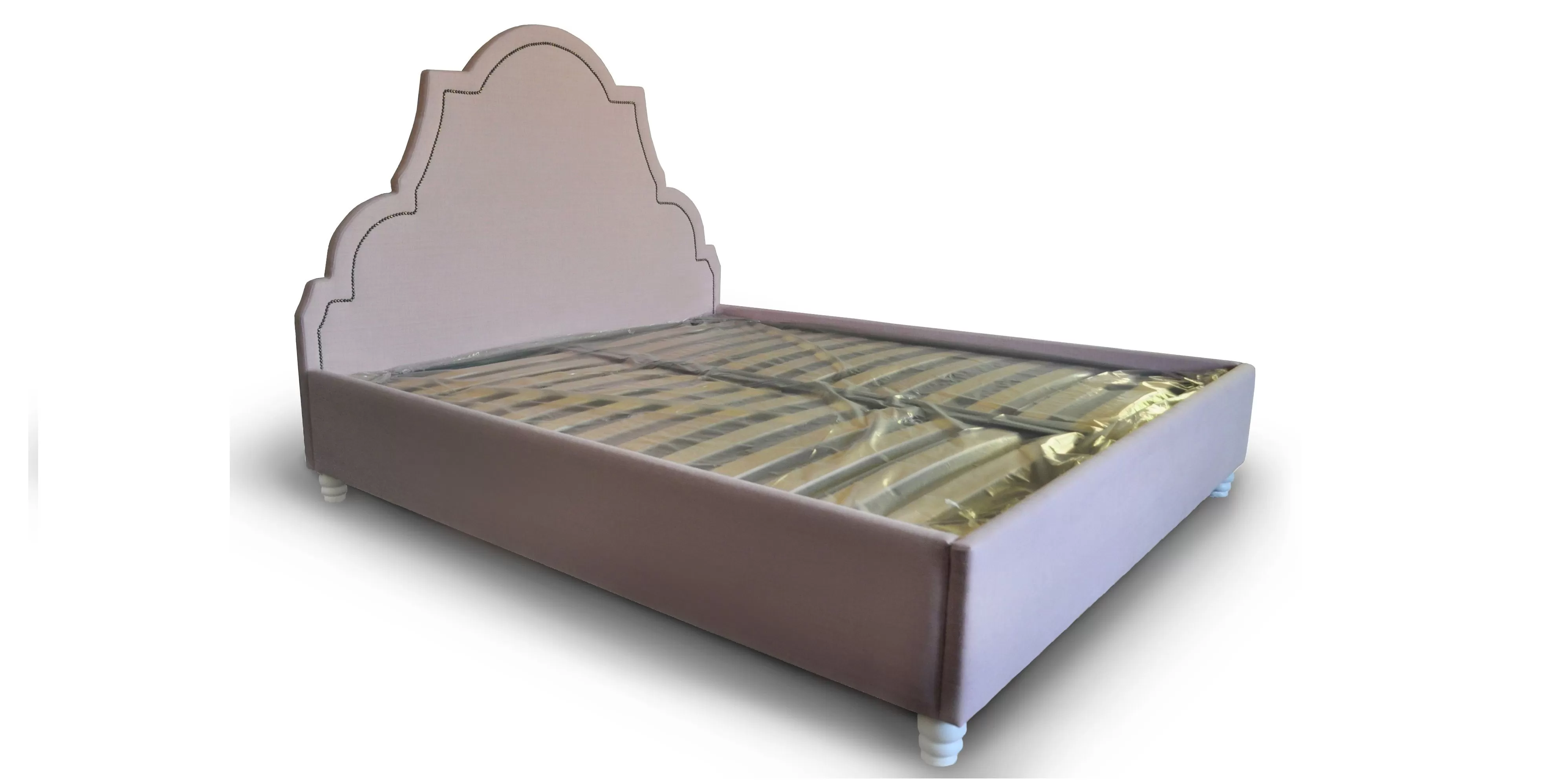 Кровать с фигурным изголовьем 