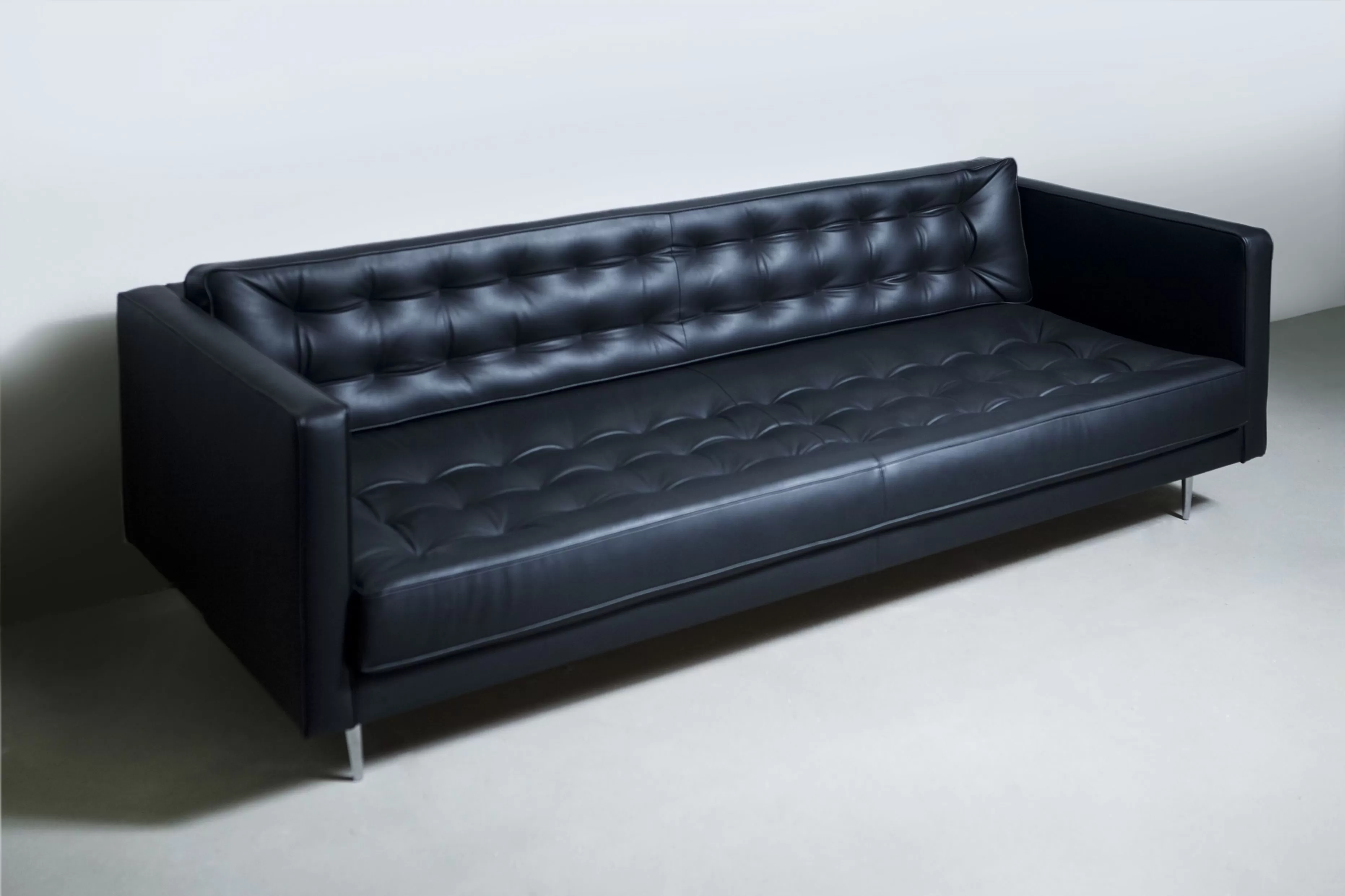 Трехместный прямой диван 