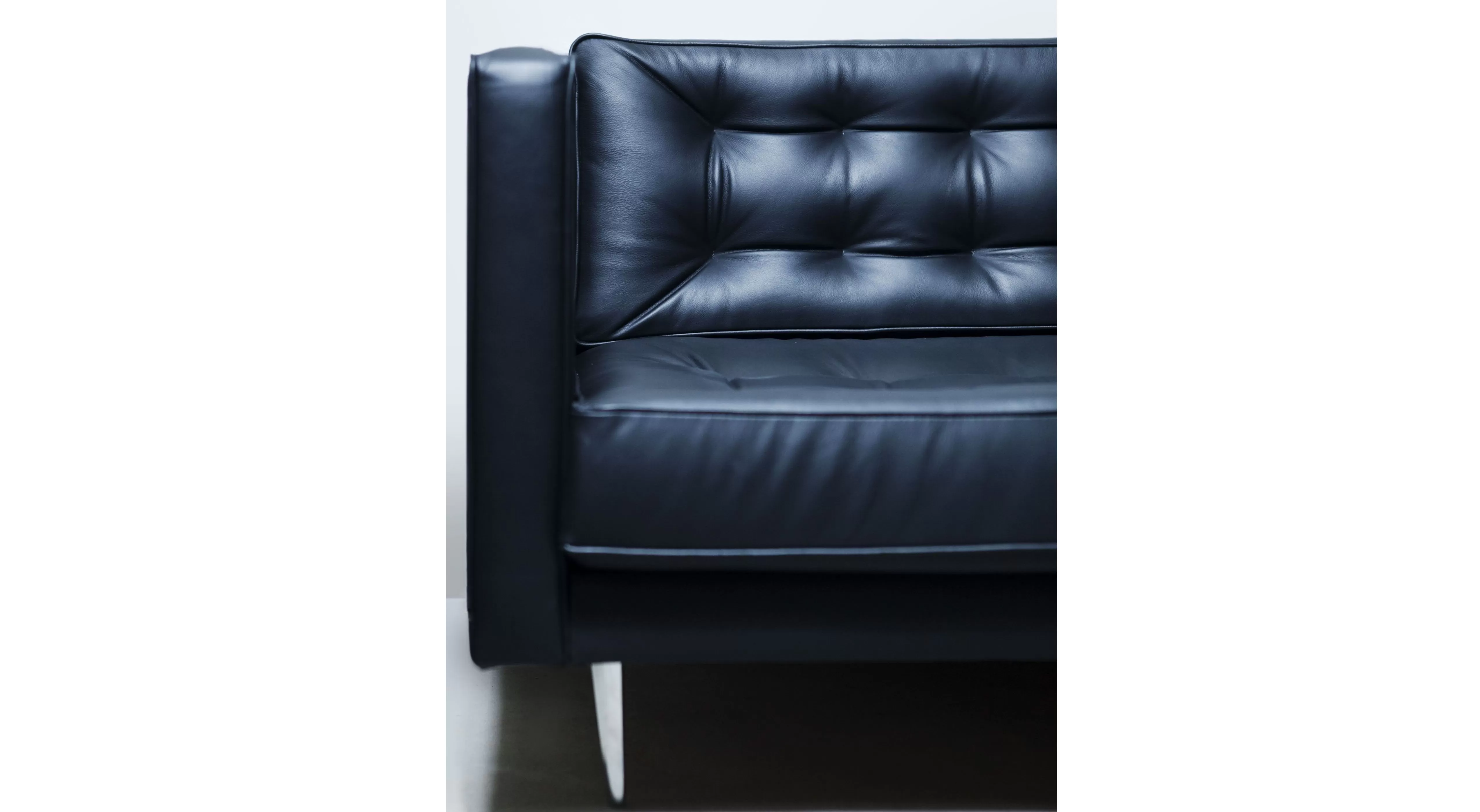 Черный кожаный диван 