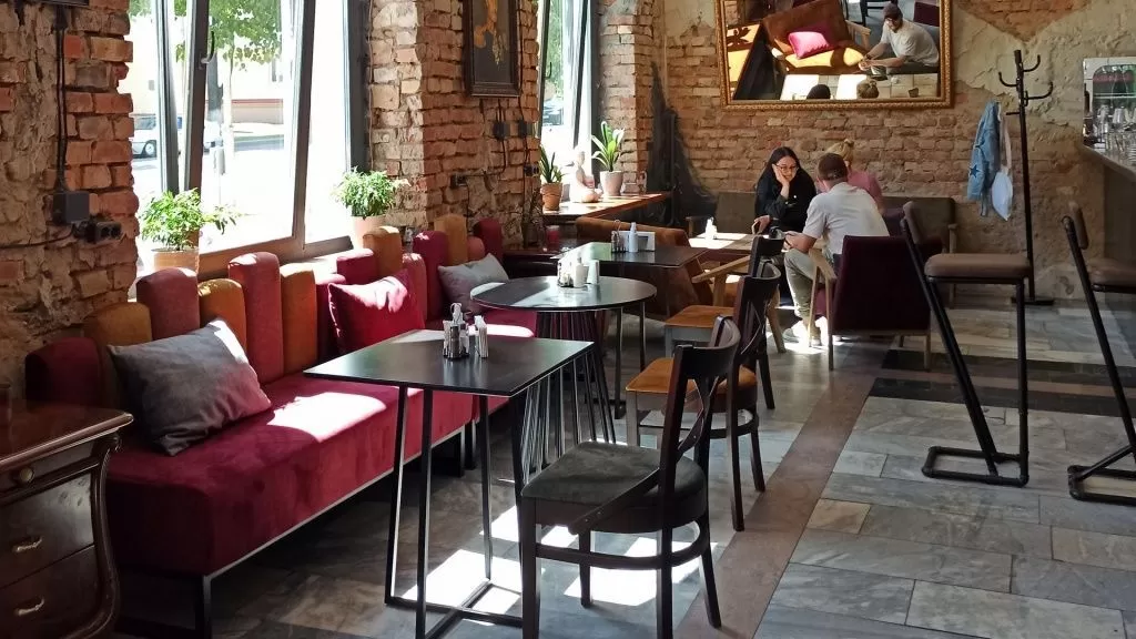 Небольшой квадратный кофейный столик 