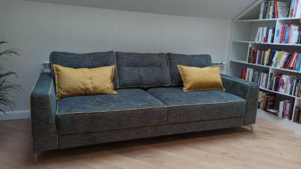 Недорогой диван синего с вкраплением белого цвета 