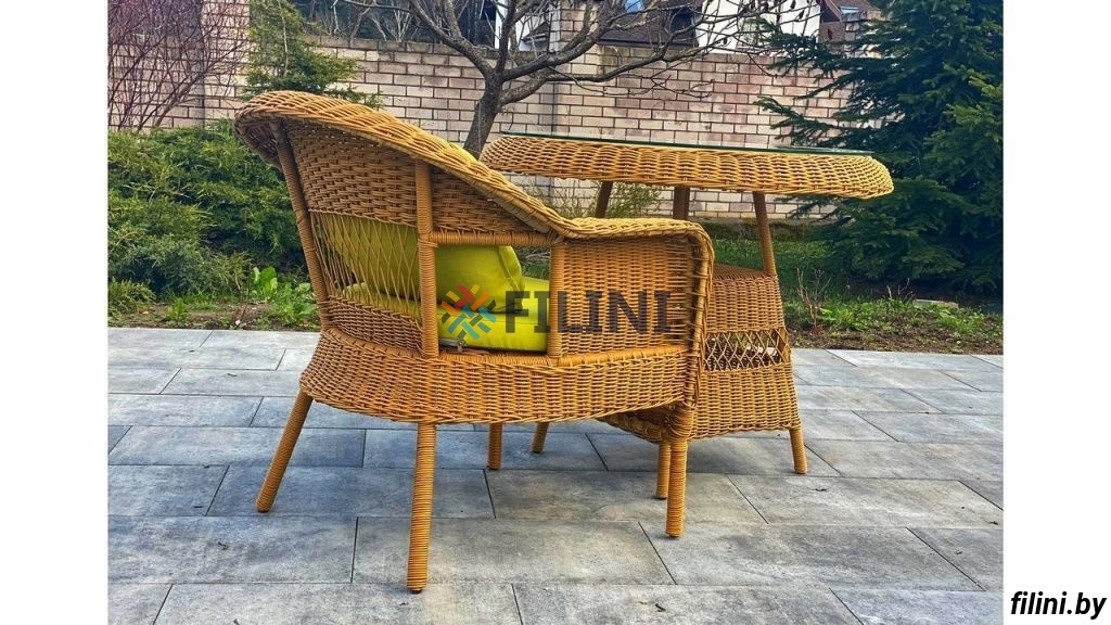 Кофейный стол и кресло из комплекта садовой мебели 