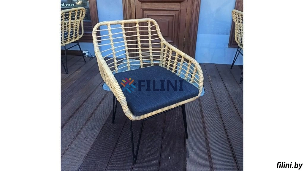 Садовое кресло из набора мебели для уличного кафе 
