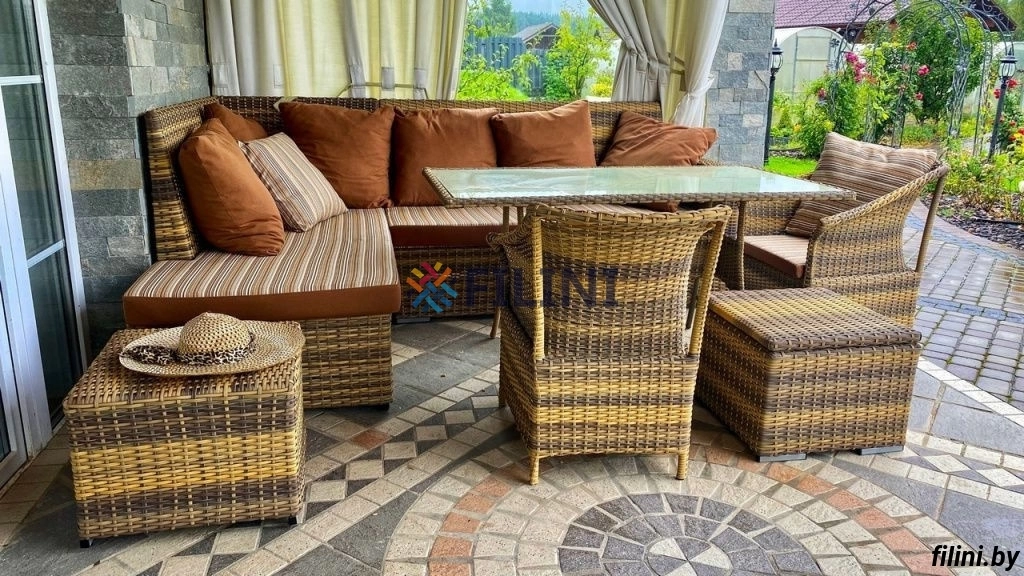 Угловой диван, стол, кресла и пуфы из набора садовой мебели "Березка&"