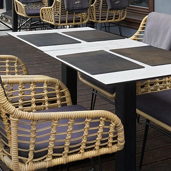 Уличная обеденная группа "Орландо" из искусственного ротанга от "Фокси крафт" на террасе кафе "Бульбашъ"