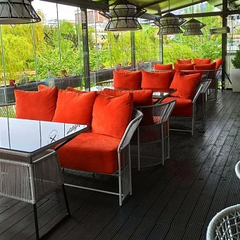 Обеденные группы плетеной уличной мебели из шнура от FILINI, на террасе ресторана 