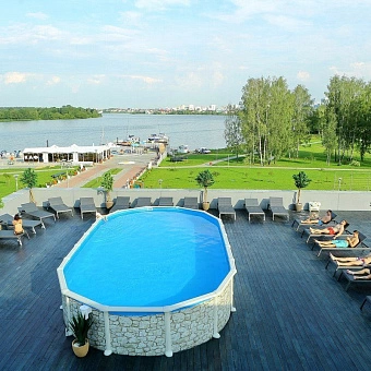 Шезлонг "Квадро" из искусственного ротанга в зоне отдыха у бассейна аквапарка "Лебяжий"