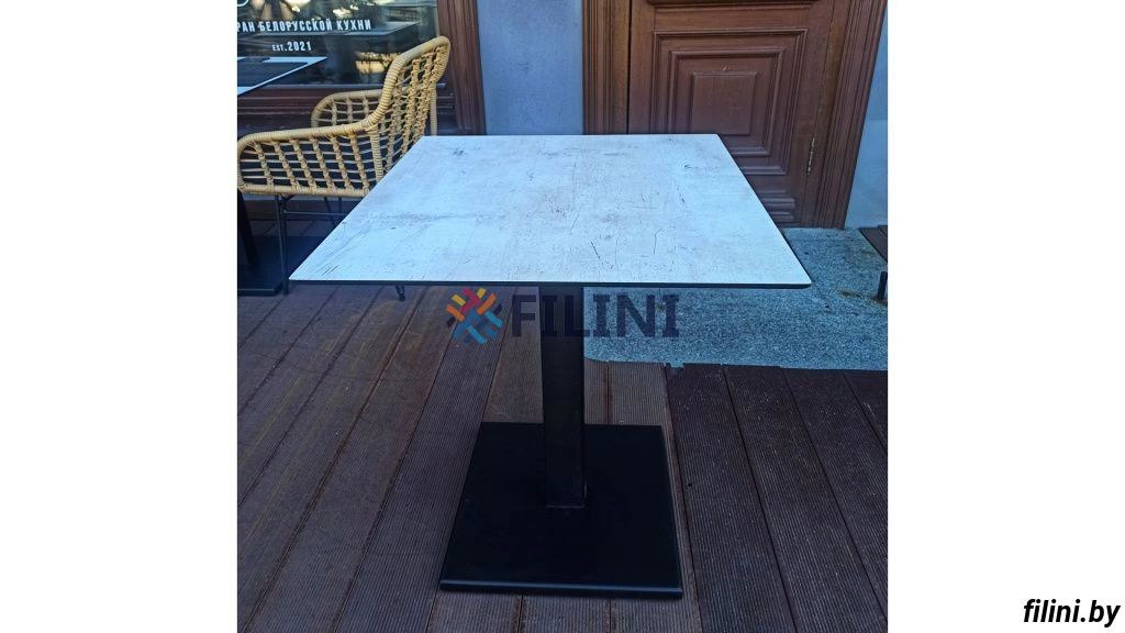 Уличный стол из набора мебели для уличного кафе 