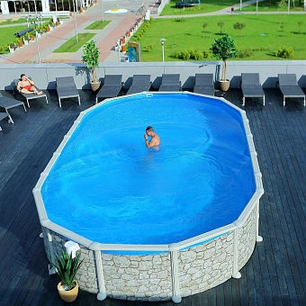 Шезлонг из искусственного ротанга у бассейна в аквапарке 