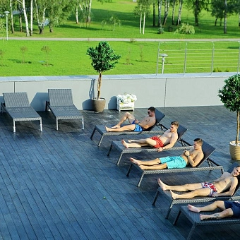 Садовый шезлонг "Квадро" из искусственного ротанга, в зонах отдыха у бассейна аквапарка "Лебяжий". Производитель FILINI Минск