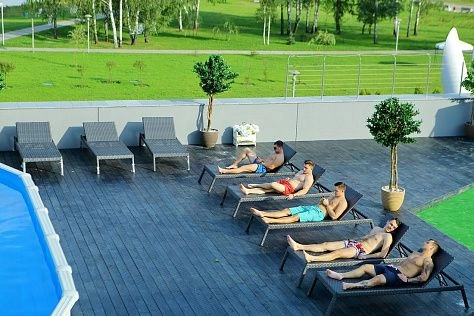 Садовый шезлонг "Квадро" из искусственного ротанга, в зонах отдыха у бассейна аквапарка "Лебяжий". Производитель FILINI Минск