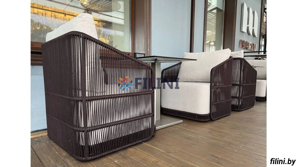 Обеденный стол и кресло из набора мебели для террасы "Марбл"