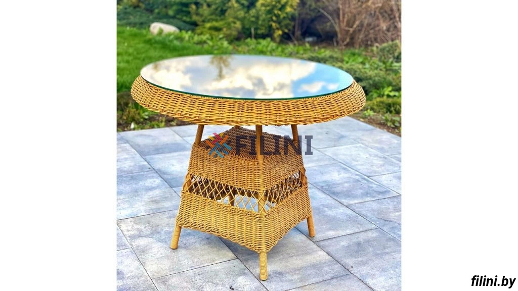 Круглый кофейный столик из комплекта садовой мебели 