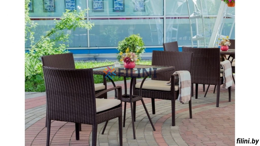 Небольшой стол и стулья коллекции "Модерн" в составе обеденной группы на три человека