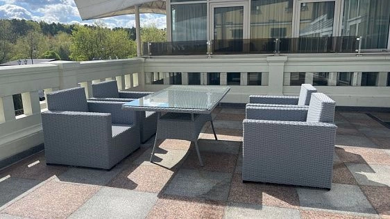 Портфолио ООО"Фокси крафт". Садовая мебель из искусственного ротанга на террасе Усадьбы Ваньковичи