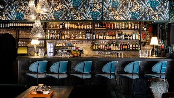 Портфолио ООО Фокси крафт. Барные стулья Дональд в ресторане Чайный пьяница, Минск