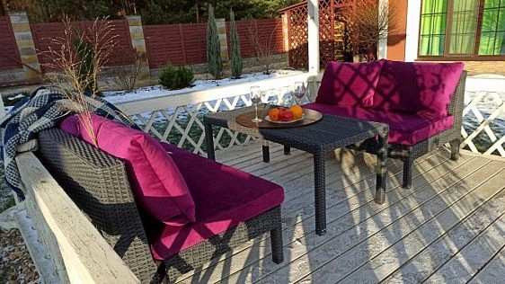 Портфолио ООО"Фокси крафт". Открытая беседка в загородном доме. Садовая lounge группа диван Голд и кофейный столик Хорека из искусственного ротанга